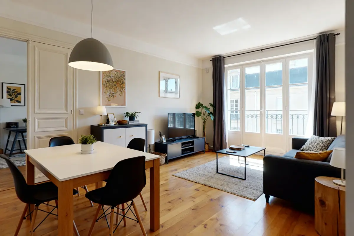 Salon contemporain avec salle à manger optimisée dans un espace de 20m2 lumineux et moderne