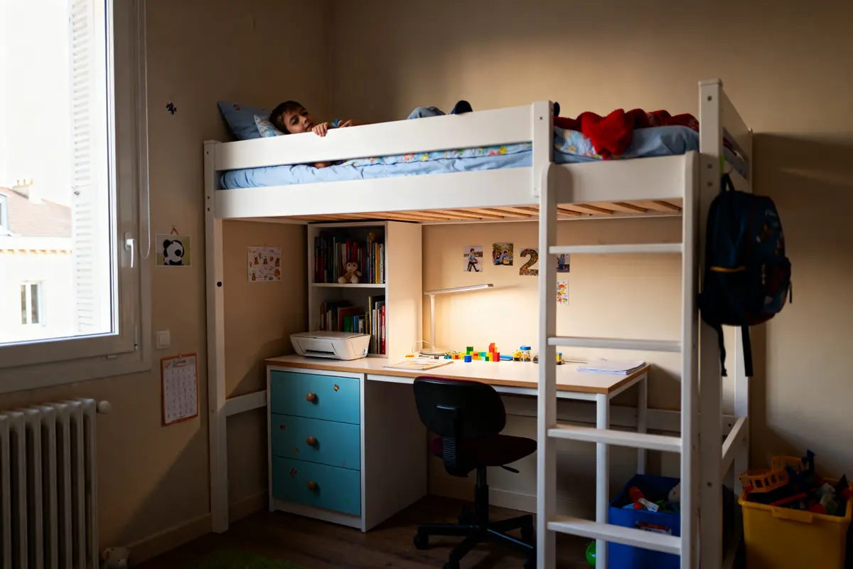 Lit mezzanine avec bureau intégré pour aménager une petite chambre d'enfant fonctionnelle et ludique