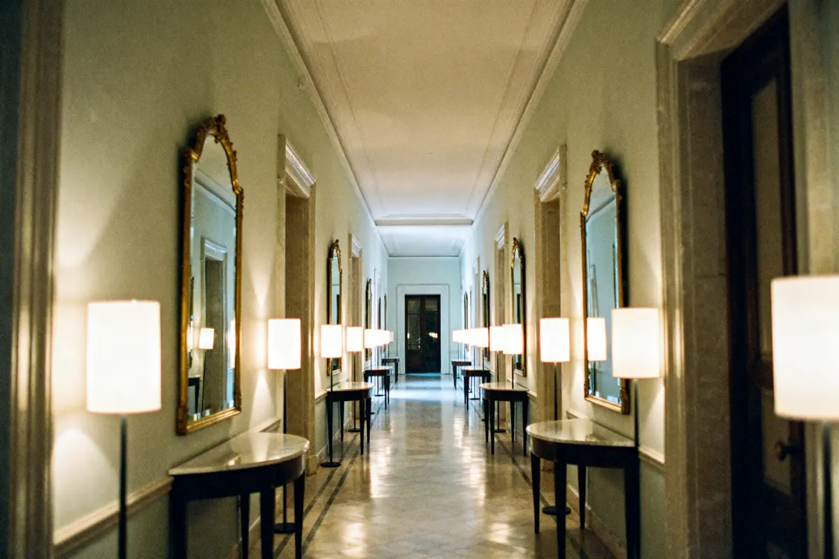 Miroirs et lampes pour décorer un long couloir élégant et lumineux