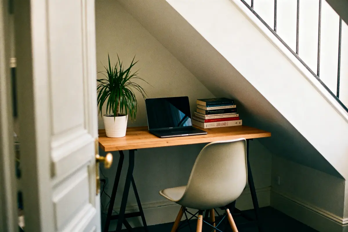 Petit bureau sous pente avec chaise et plante, idée pour un coin bureau compact