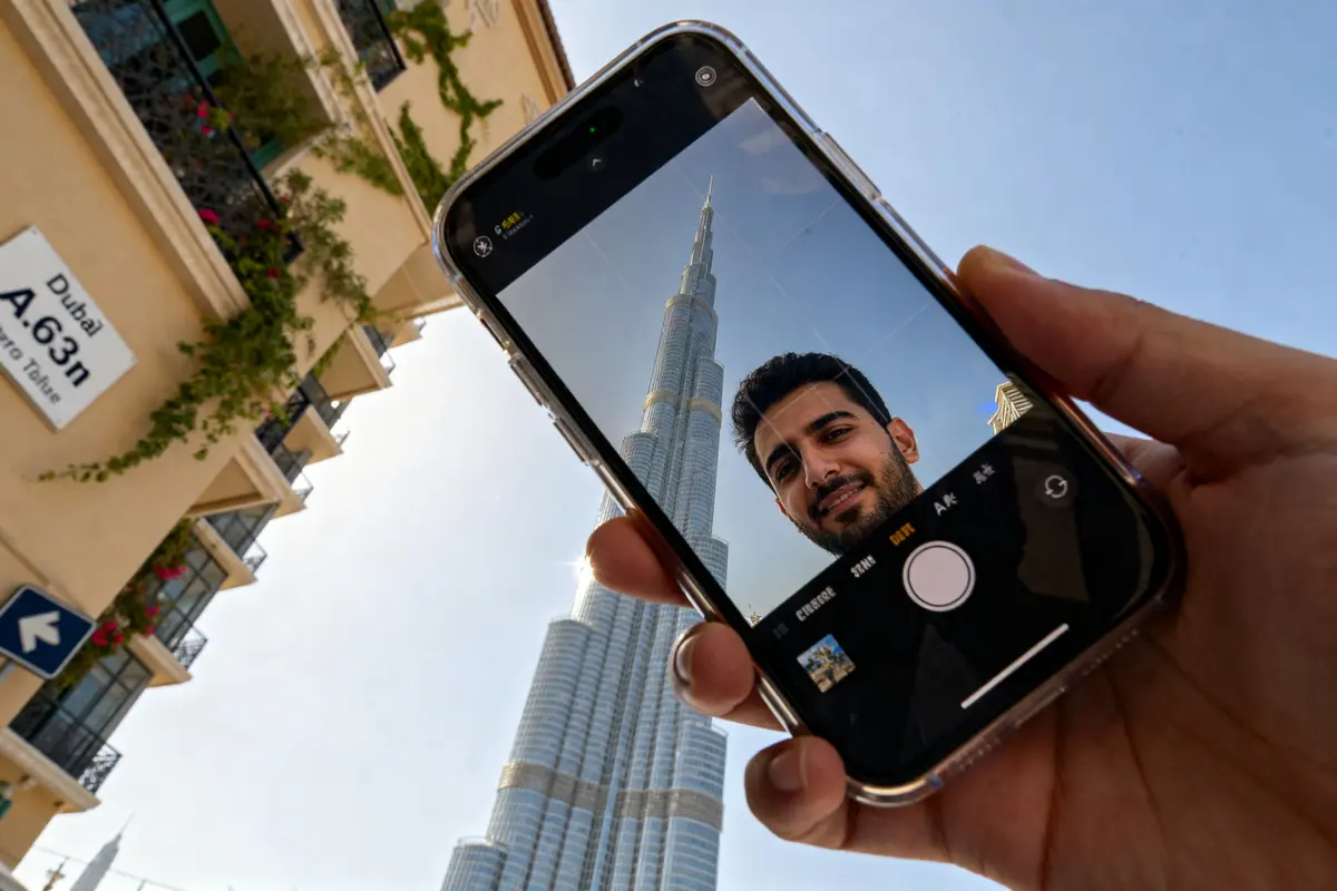 Selfie devant tour Almas de grande hauteur à Dubaï avec smartphone