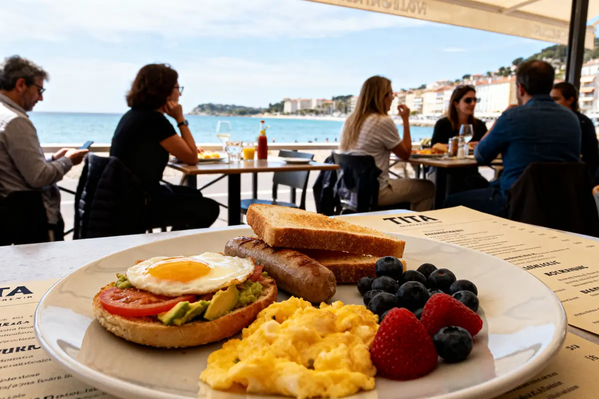Vue de brunch au Mourillon avec œuf, avocat, saucisse, fruits face à la mer