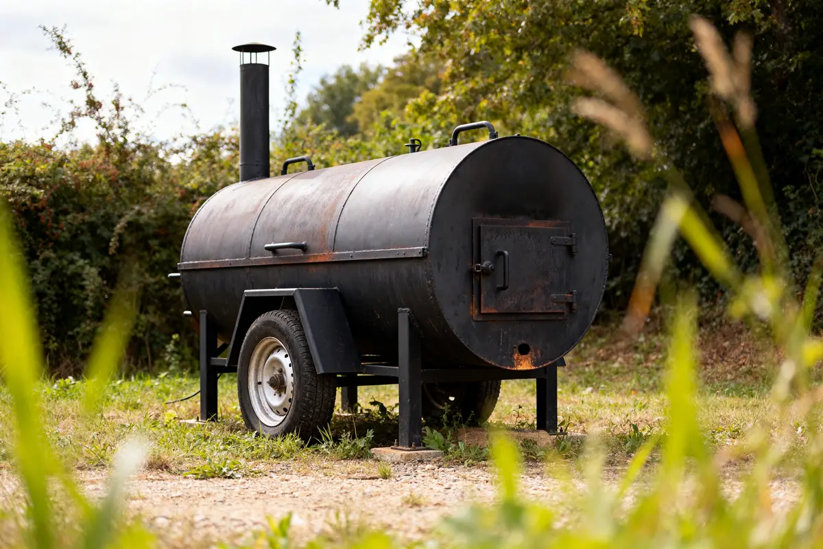 Barbecue fumoir extérieur sur roues, comparé aux fours à catalyse ou à pyrolyse.