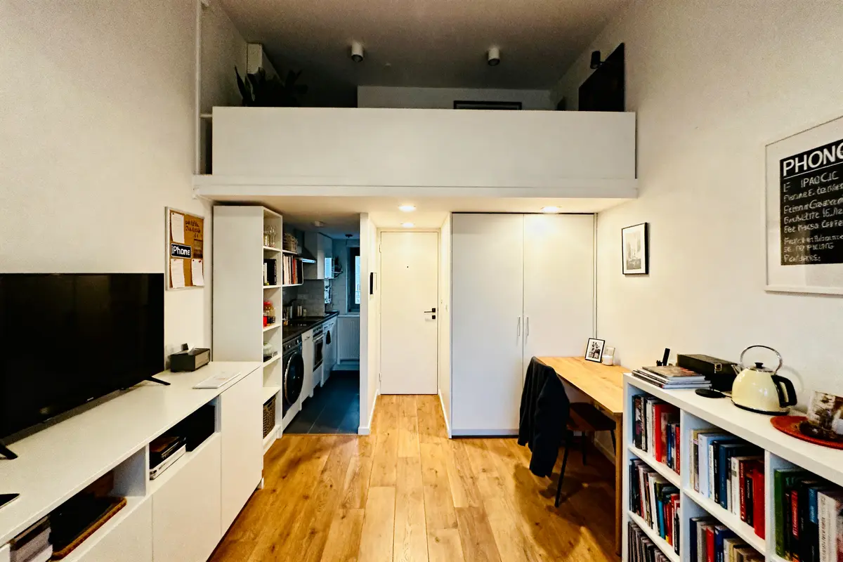 Aménagement optimal d'un petit appartement de 20m2 avec mezzanine et mobilier fonctionnel