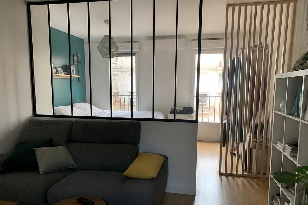 Séparation design pour aménager un studio de 30m2 en deux pièces distinctes et lumineuses