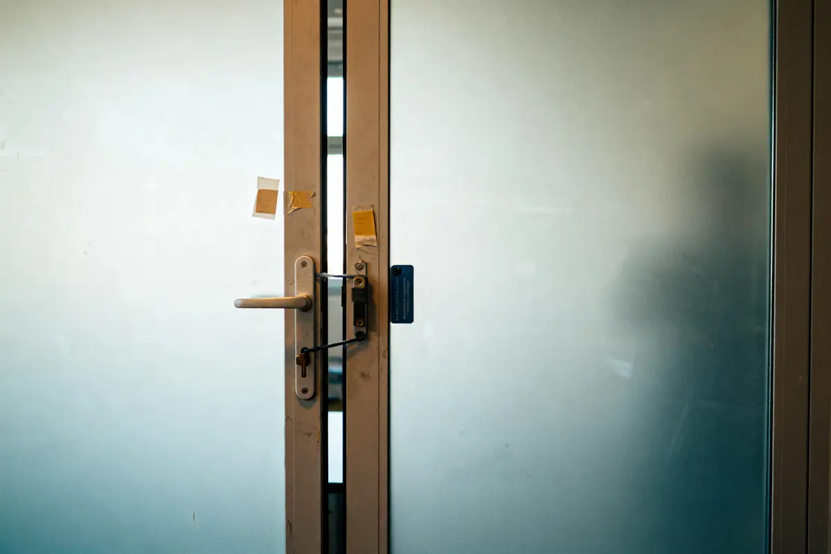 Bloquer des portes coulissantes : Comment verrouiller facilement ?