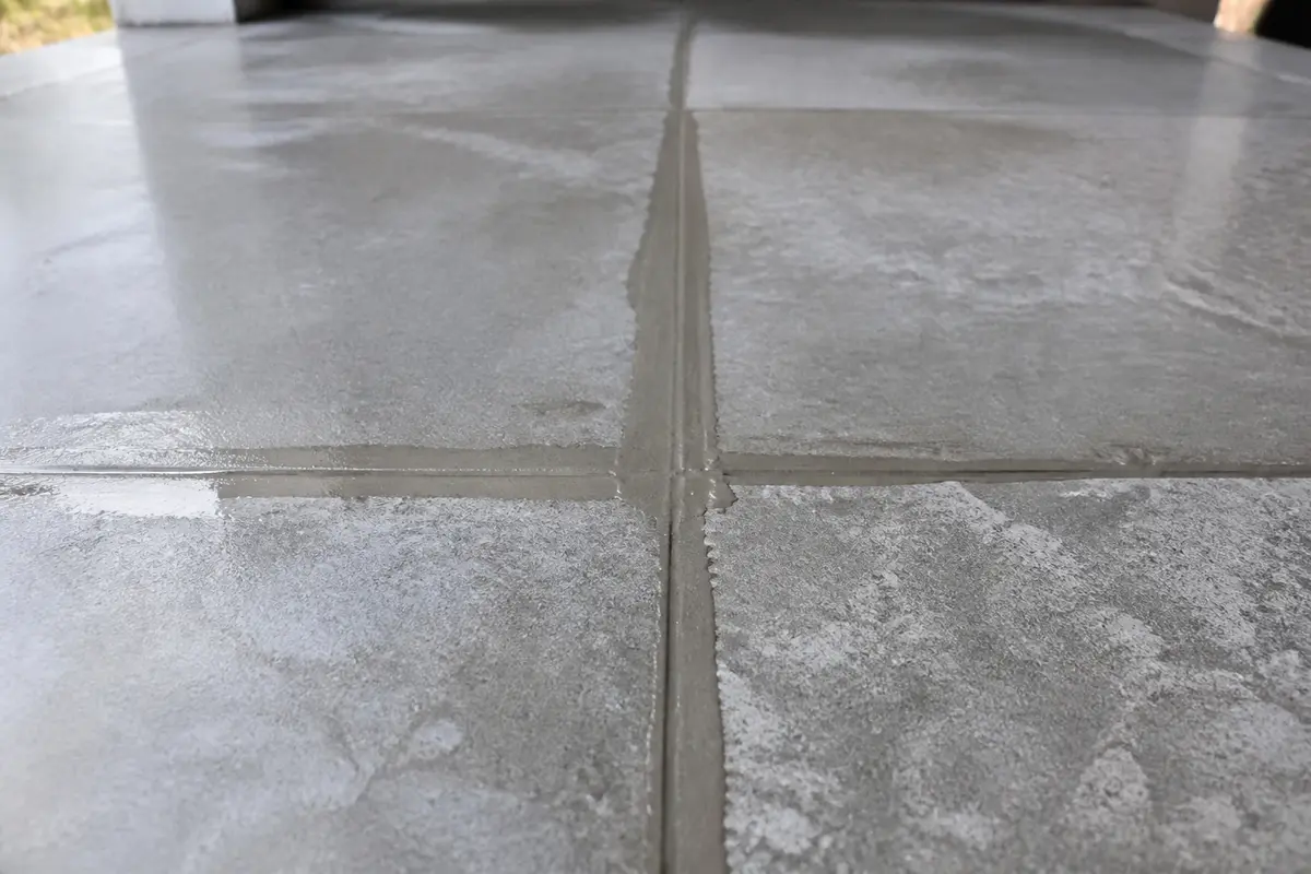Carrelage fraîchement posé avec joint Flexigrout Titanium, temps de séchage en cours.