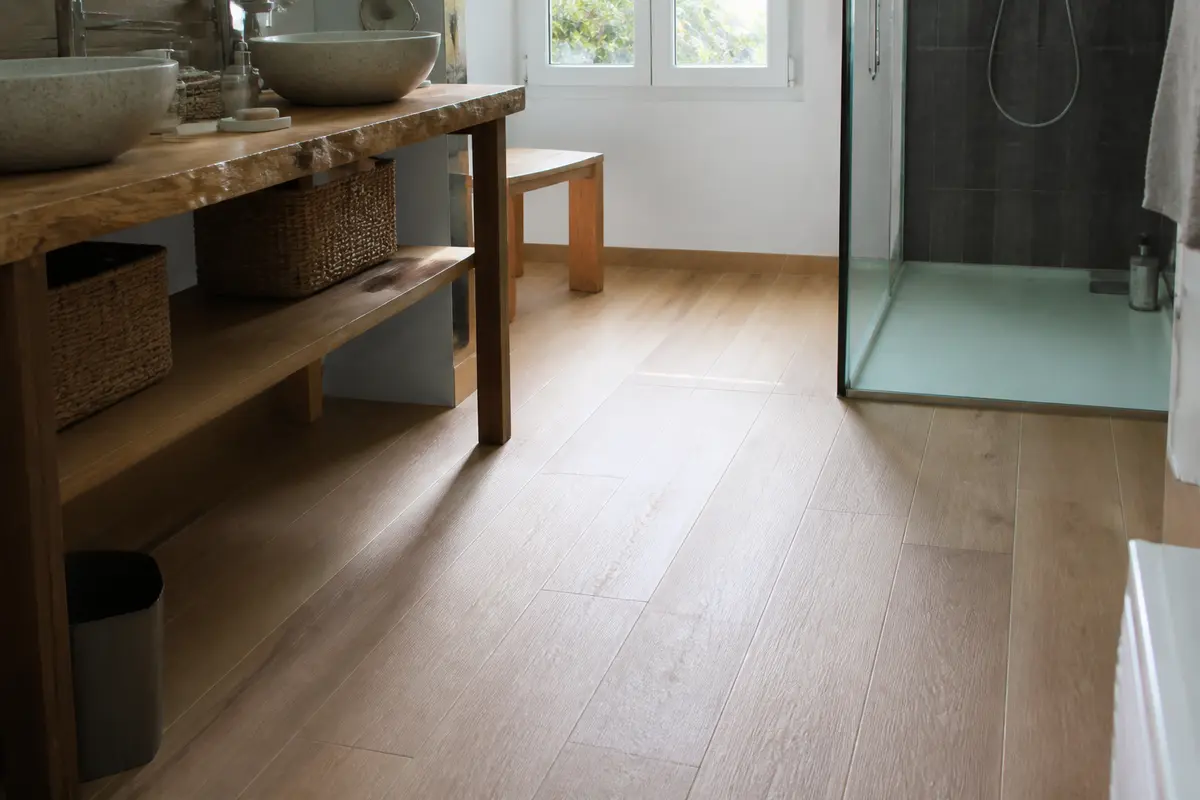 Salle de bain avec carrelage imitation parquet, douche moderne, meuble vasque en bois chaleureux