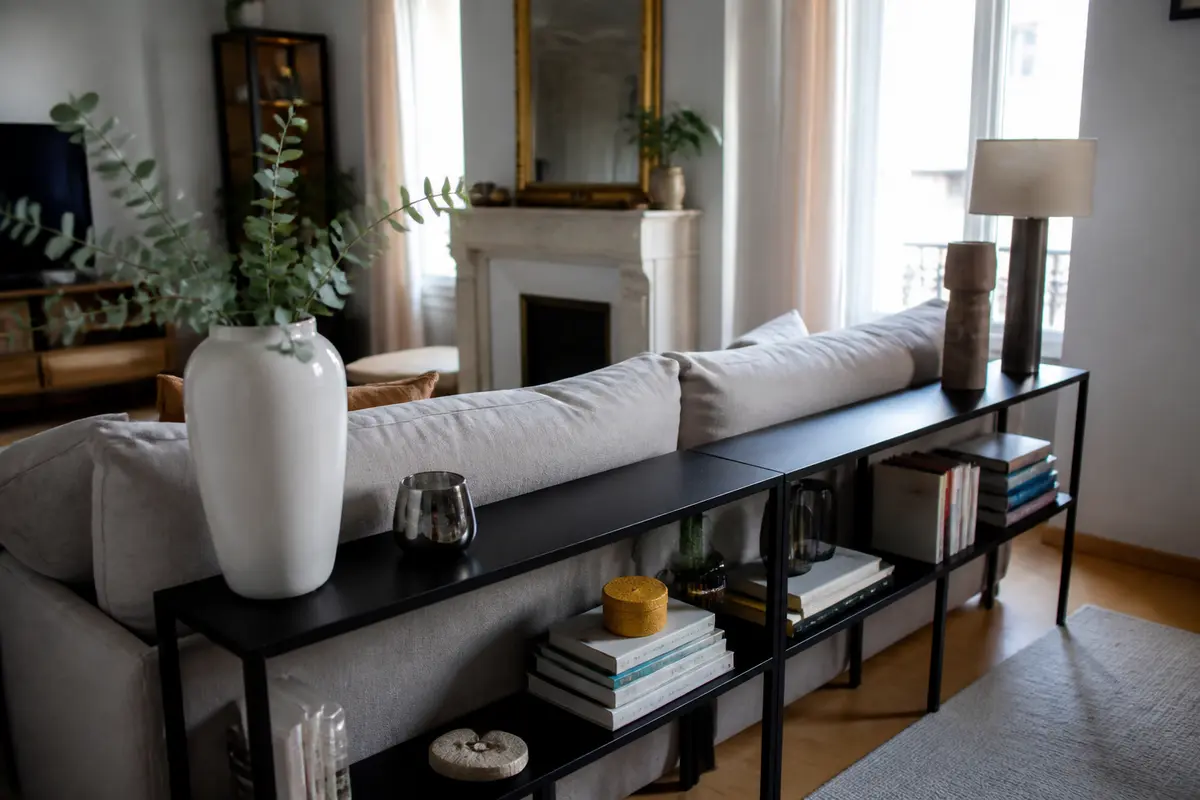Déco derrière canapé : 9 idées meubles &amp; astuces pratiques