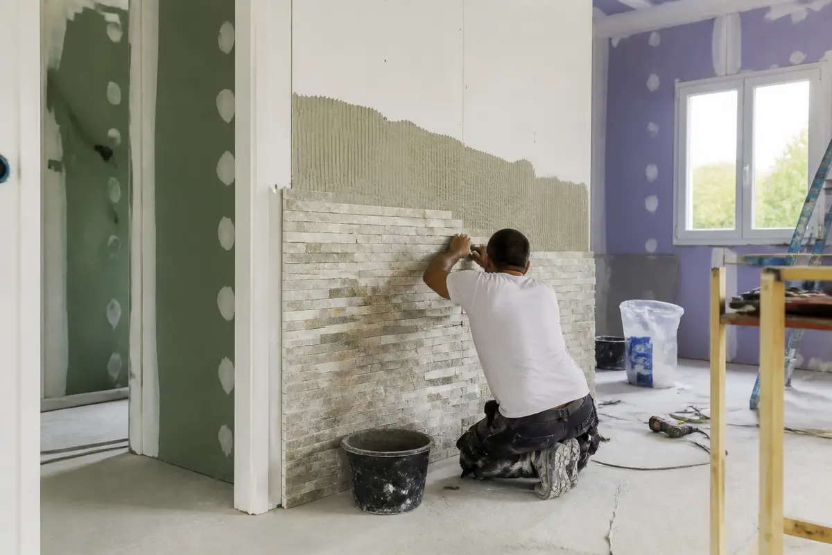 Artisan pose du carrelage mural, coût au m² pour rénovation appartement intégré.