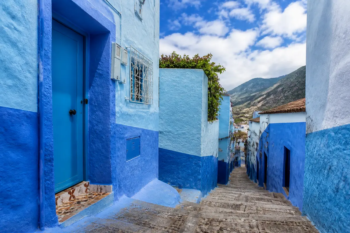 Rue pittoresque aux murs peints dans une magnifique teinte de bleu à Chefchaouen