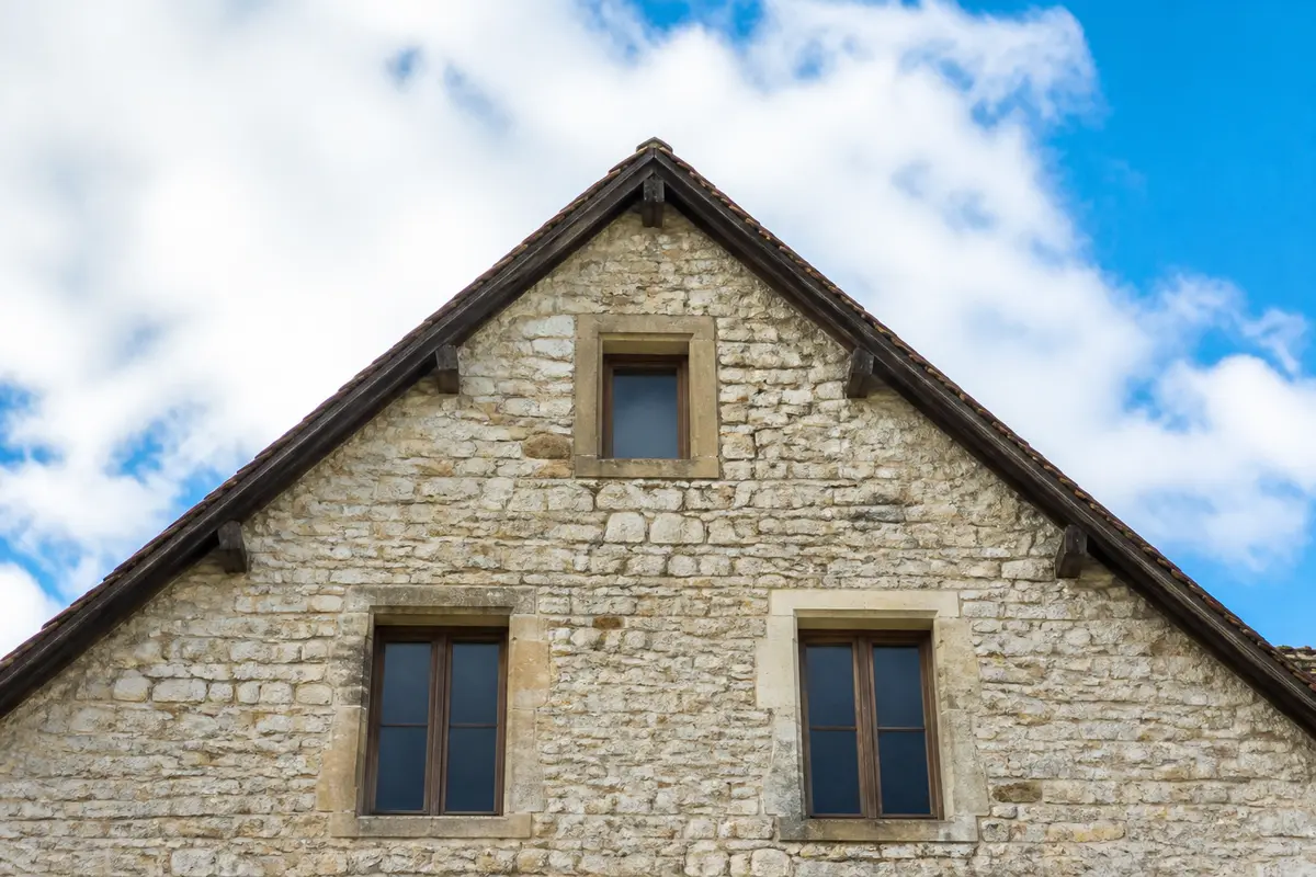 Pignon d’une maison : Guide pratique pour rénovation et entretien