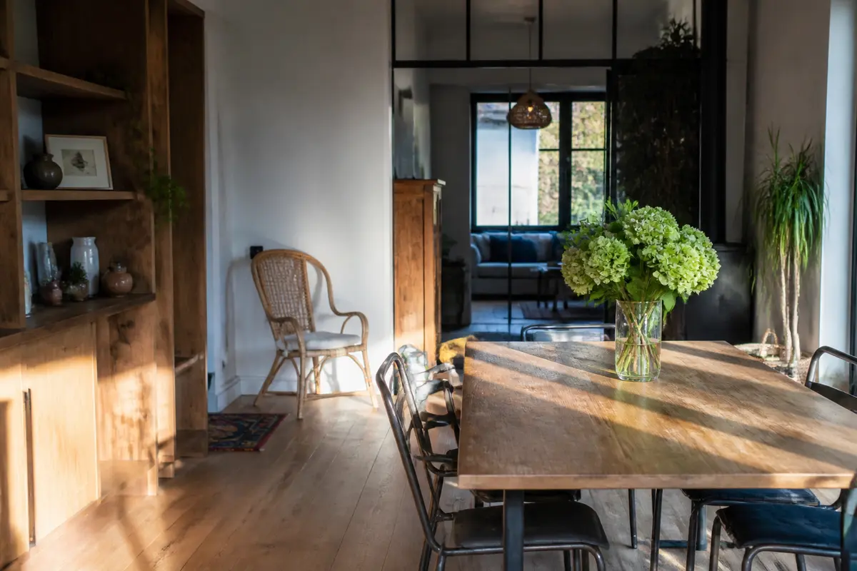 Salle à manger élégante avec vase fleuri pour raffinement-et-habitat.fr décoration intérieure naturelle